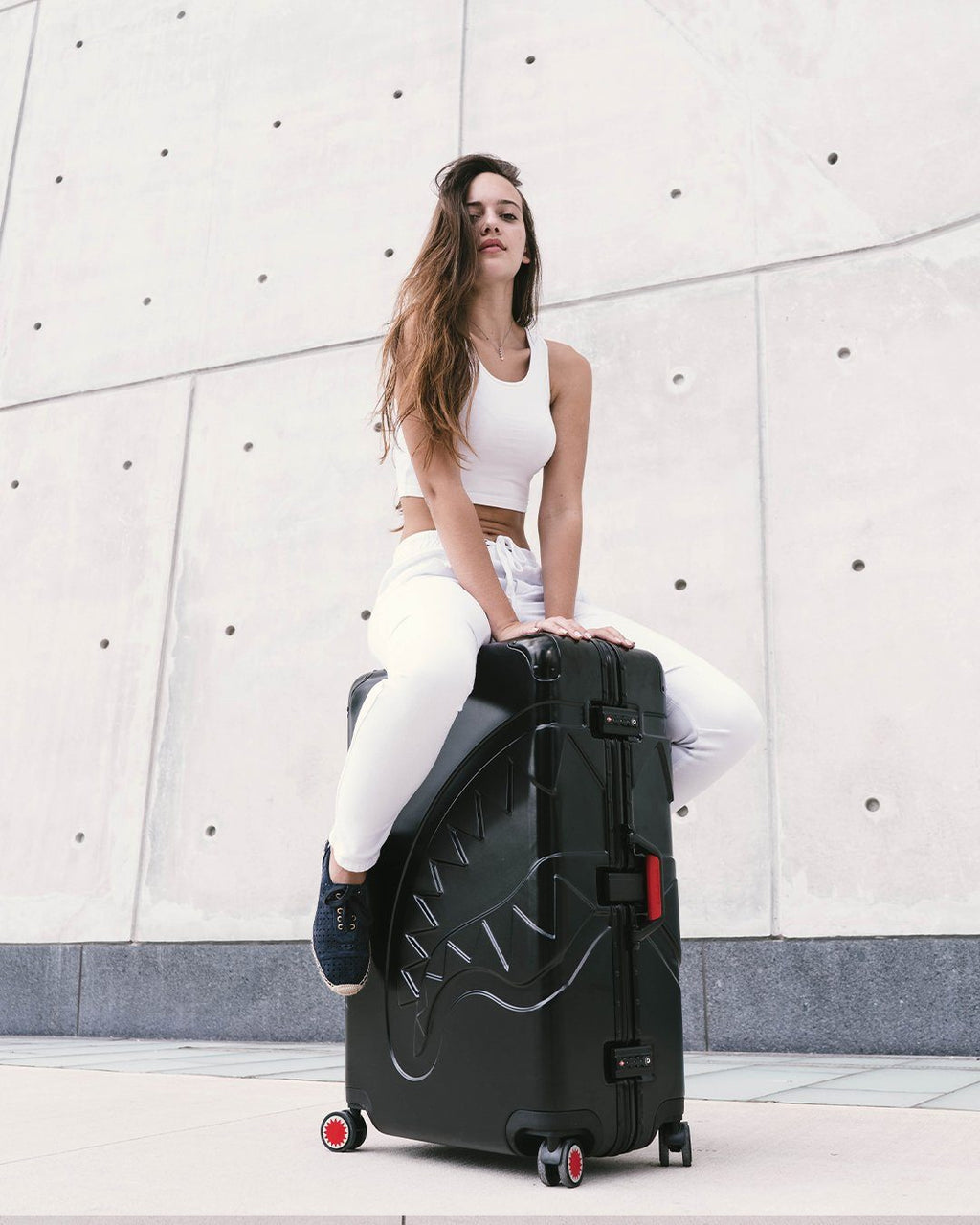 SHARKITECTURE MOLDED 29ƒ?� FULL-SIZE LUGGAGE