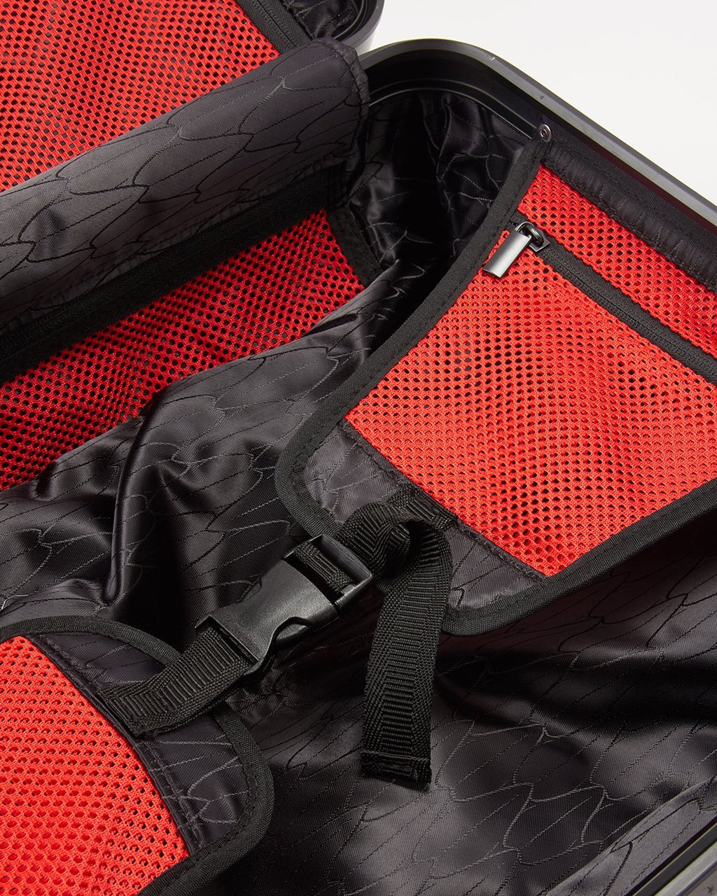 SHARKFLOWER 29.5ƒ?� FULL-SIZE SHARKNAUTICS LUGGAGE