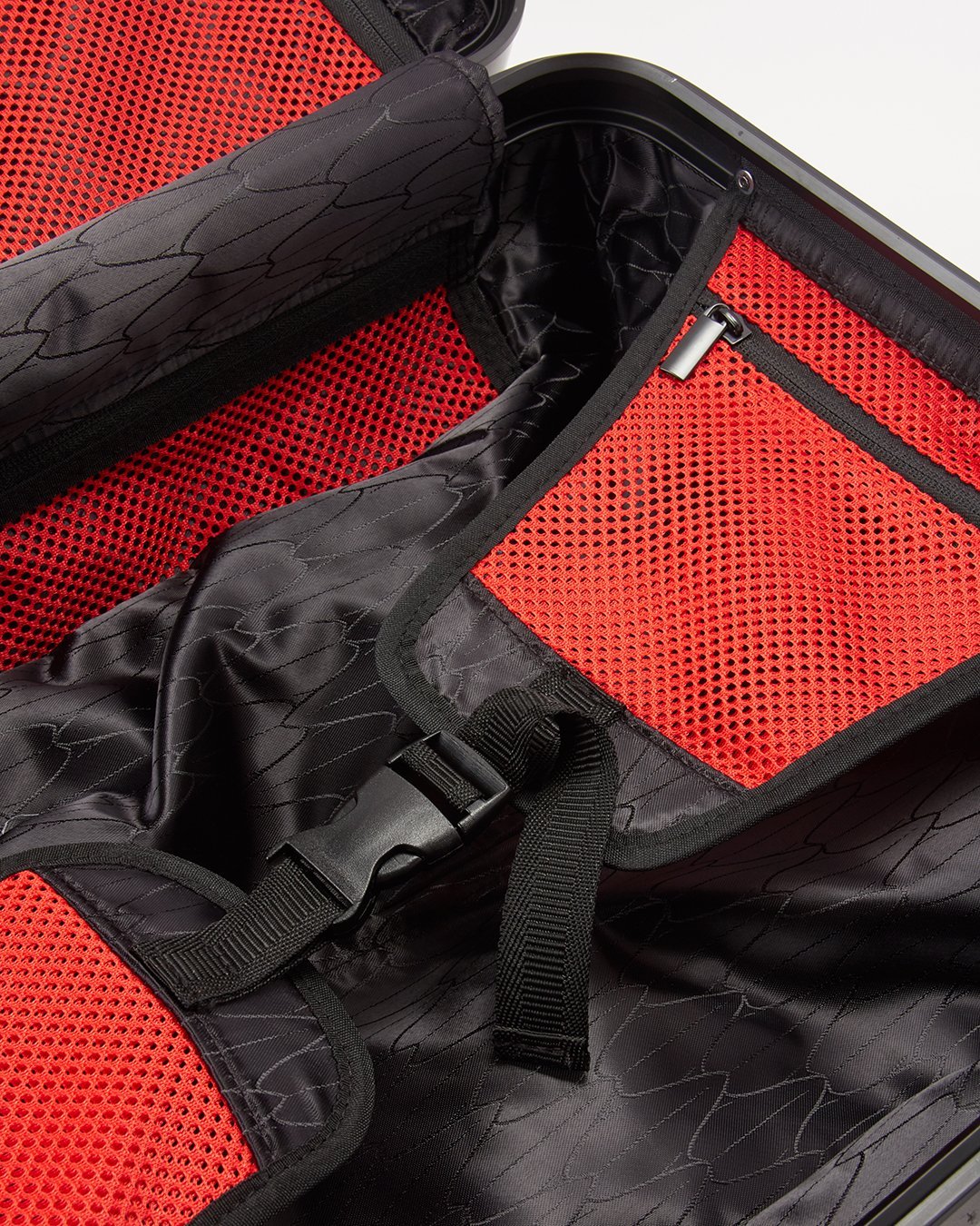 SHARKFLOWER 29.5ƒ?� FULL-SIZE SHARKNAUTICS LUGGAGE