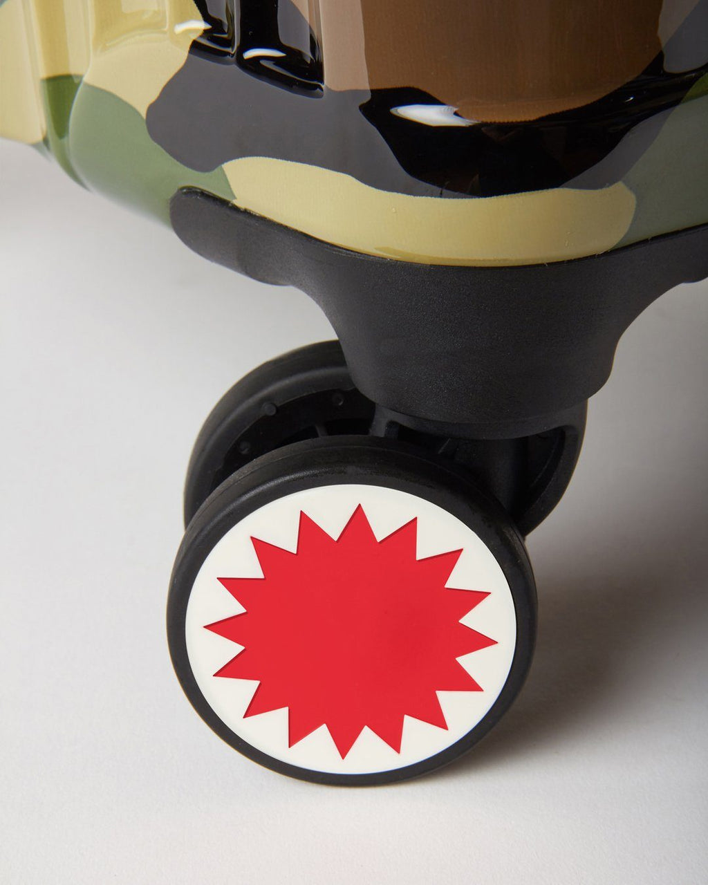 SHARKNAUTICS (CAMO) 29.5ƒ?� FULL-SIZE LUGGAGE