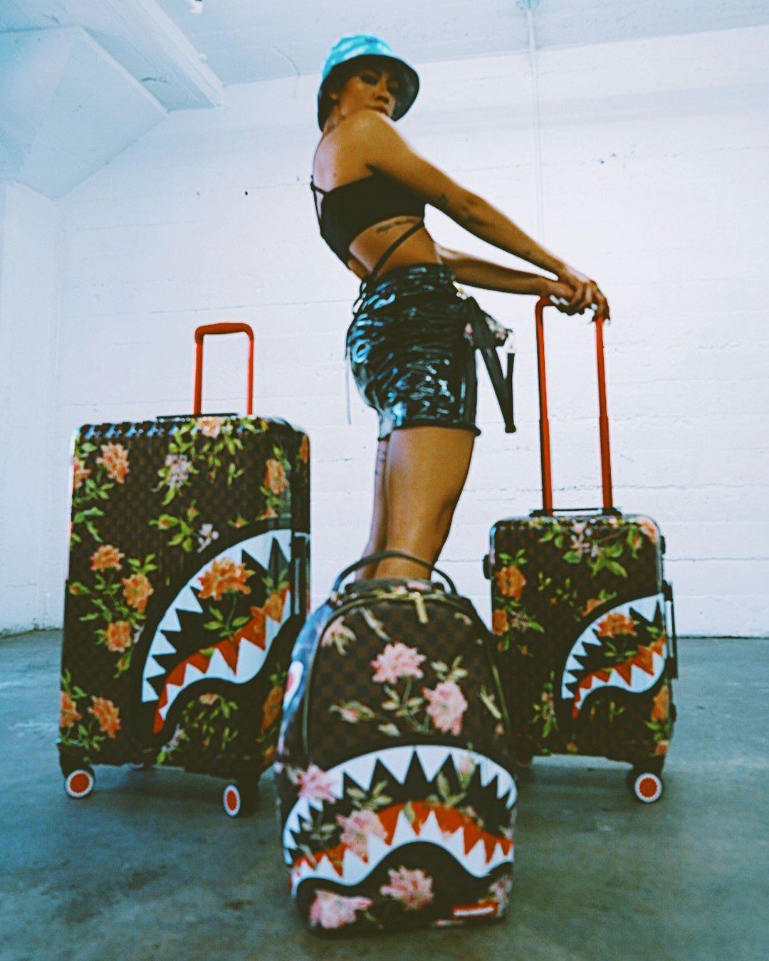 SHARKFLOWER 29.5ƒ?� FULL-SIZE SHARKNAUTICS LUGGAGE